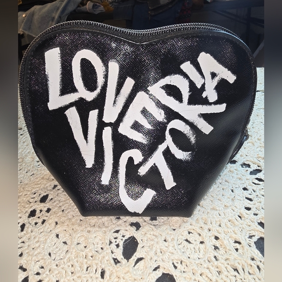 Victoria's Secret Handbags - Victoria's Secret Black Heart Shaped Love Xoxo Makeup Bag Zipper Bag NWOT